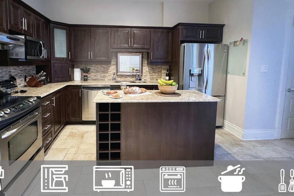 Appartement Spacious Little Italy, 1 King Bdr, 1 Db Bdr, 2 Sofa Beds, Yard Montréal