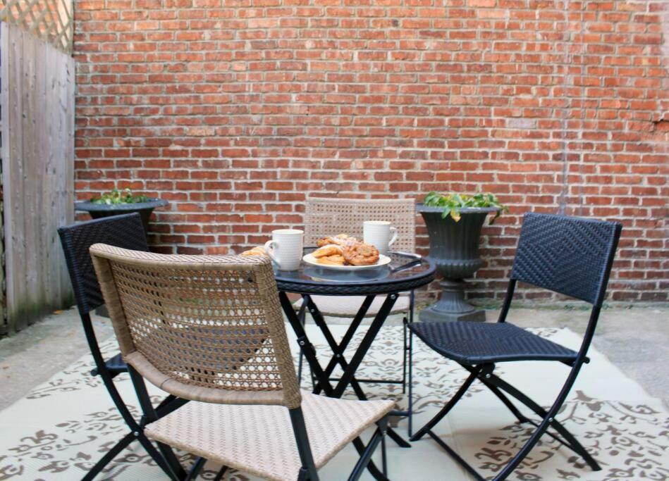 Spacious Little Italy, 1 King Bdr, 1 Db Bdr, 2 Sofa Beds, Yard Montréal