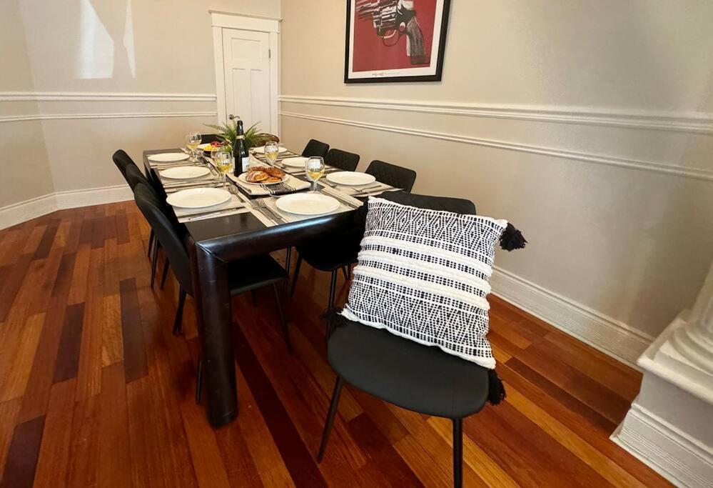 Spacious Little Italy, 1 King Bdr, 1 Db Bdr, 2 Sofa Beds, Yard * Montréal