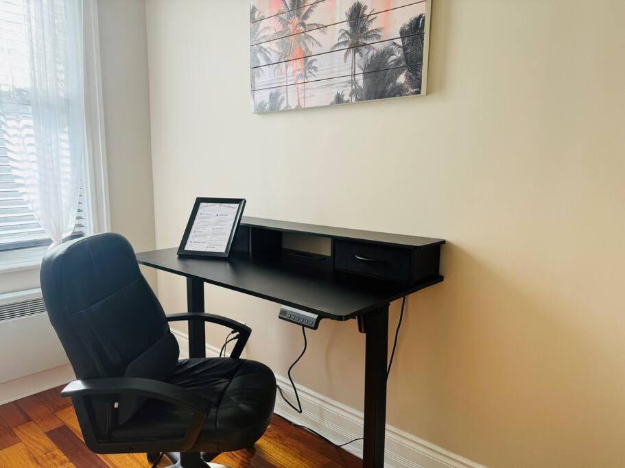 Spacious Little Italy, 1 King Bdr, 1 Db Bdr, 2 Sofa Beds, Yard Appartement Montréal