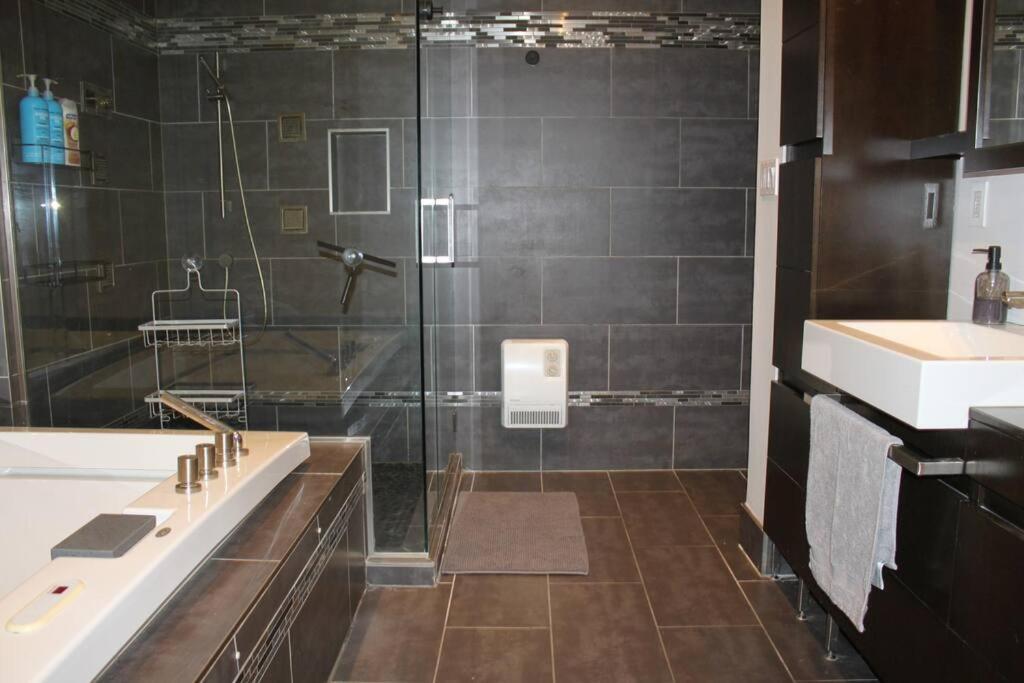 Spacious Little Italy, 1 King Bdr, 1 Db Bdr, 2 Sofa Beds, Yard Appartement